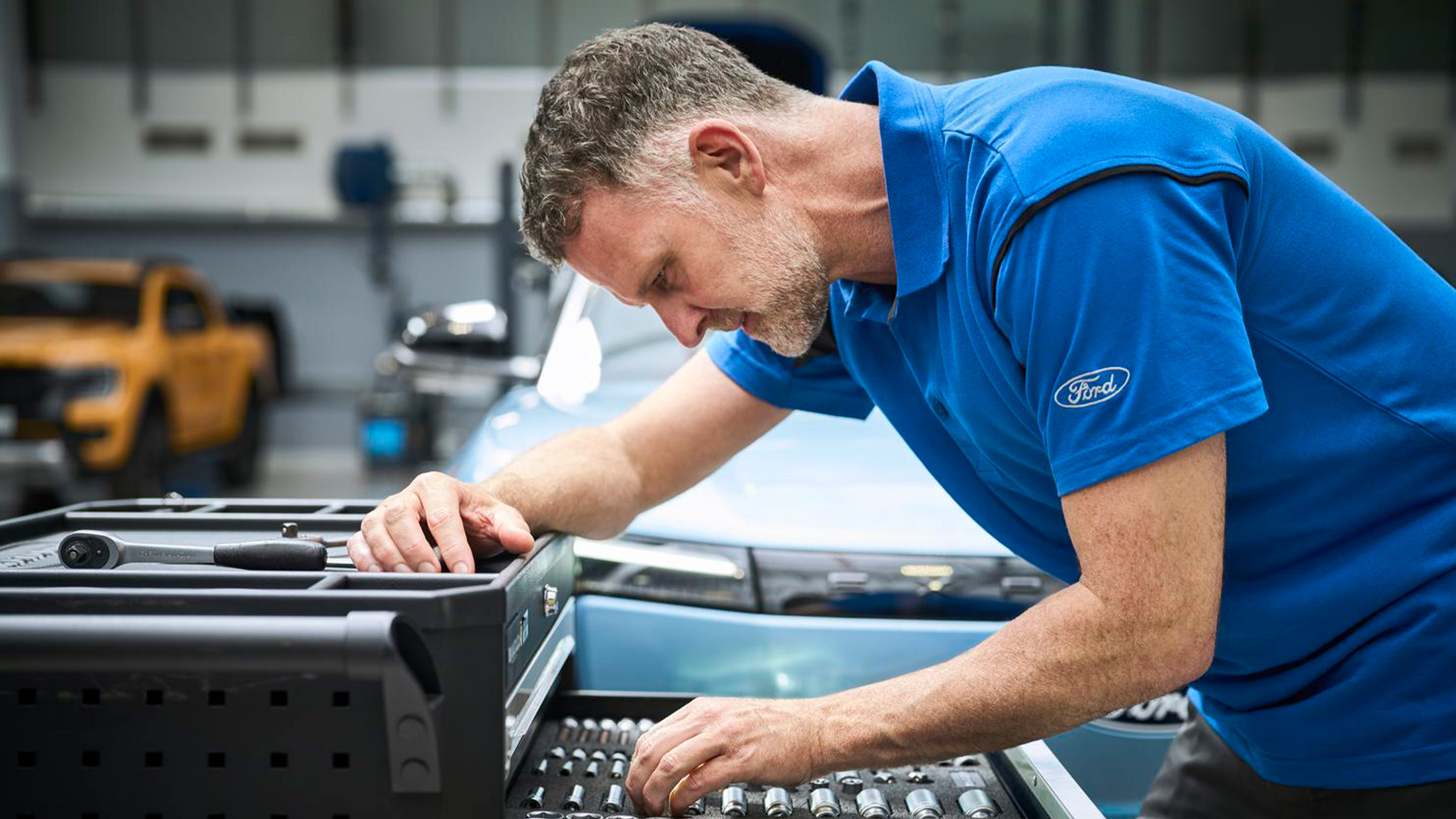 Un experto de Ford Pro consultando en un ordenador durante una revisión Ford.
