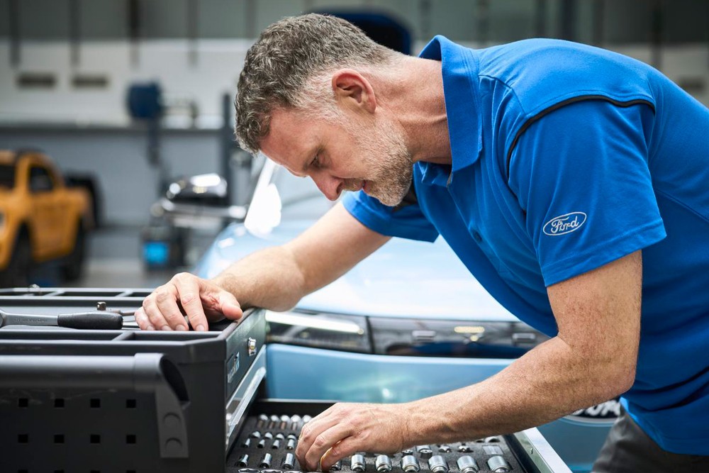 Técnico de Ford haciendo una sustitución